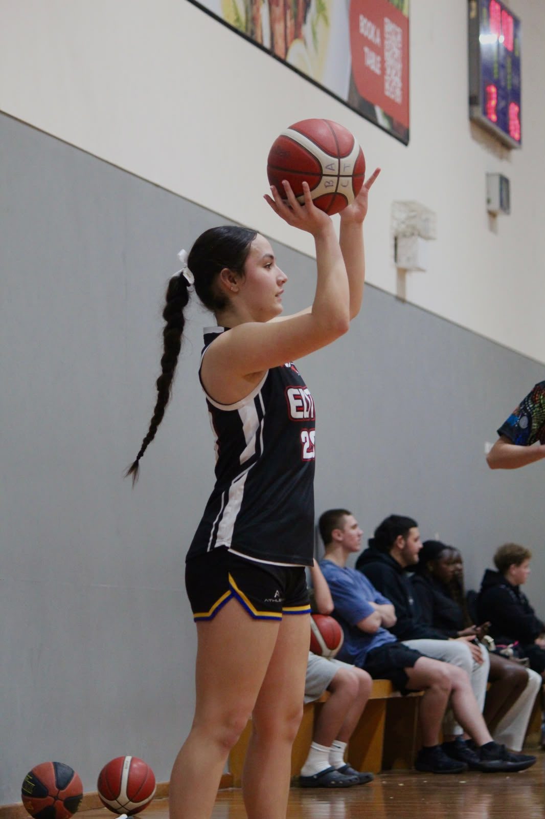 An El!te player lines up a free throw